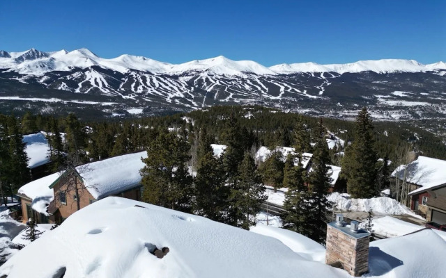 Lofty Fox Villa by RedAwning