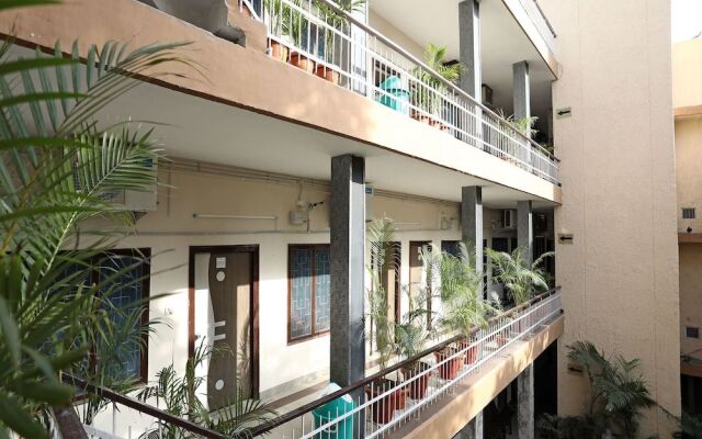 OYO 11937 Hotel Meedo