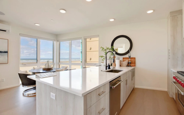Seaside Vacation Rental: Walk to Beach & Downtown!
