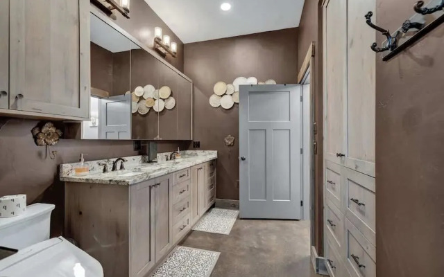 West End Nest With Hot Tub!