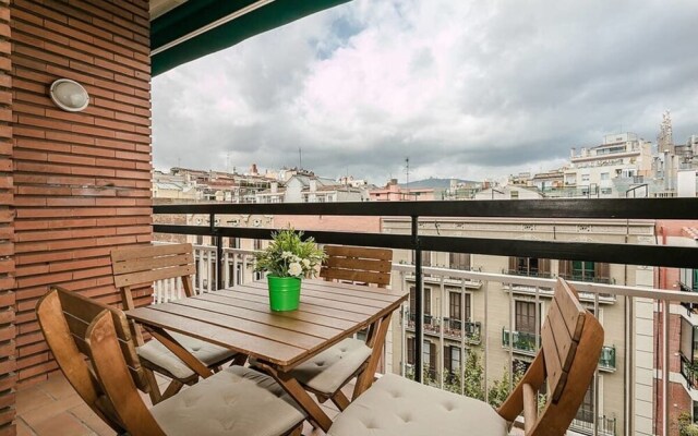 Elegant 3 Bed With Views of Sagrada Familia