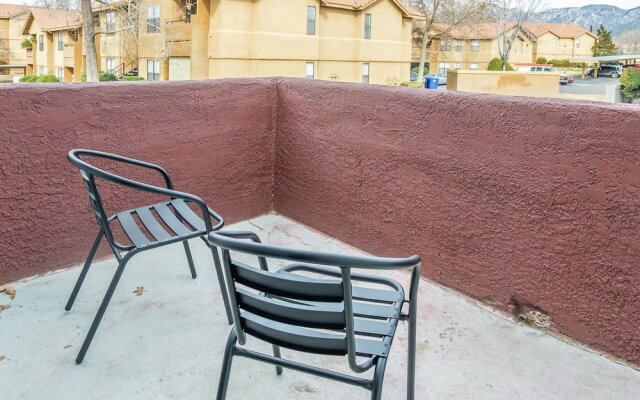 2 Bedroom Apartment w/ Pool, Balcony & WiFi by Frontdesk