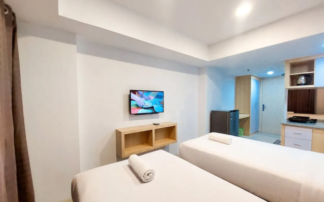 Homey And Comfortable Studio At De Prima Apartment