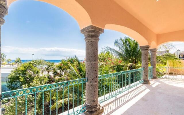 Lagoon & Beach Steps Away 5-bdrm Villa Elegancia