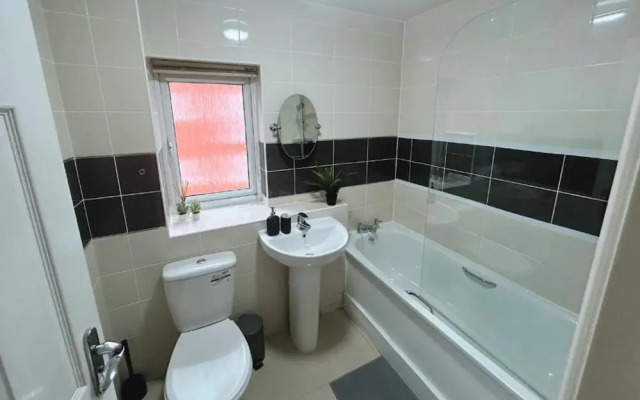 Lovely 3-bed House in Solihull