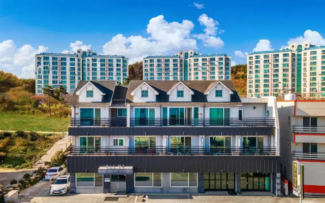 Yangyang Haettuneonchangmoon Pension