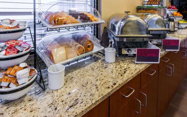 Comfort Inn & Suites Erie - Splash Harbor Indoor Waterpark