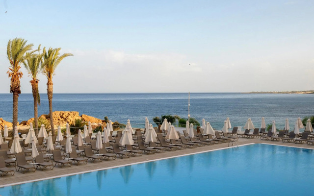 Queen's Bay Hotel