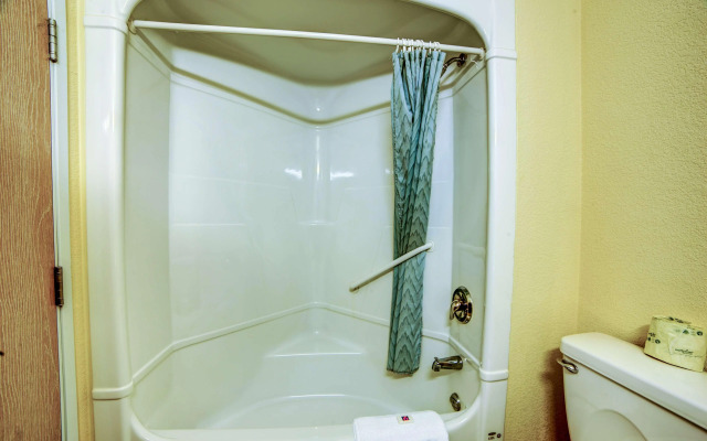 Motel 6 Huntsville, ON