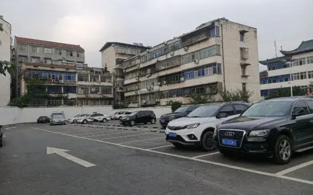 Wudangshan IKEA Hotel (Yuxugong Pedestrian Street)