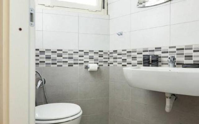 Rome Apartment - Queen