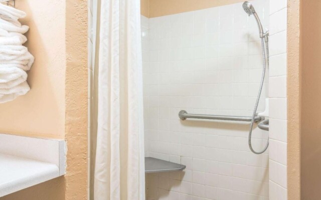 Super 8 By Wyndham Brooklyn Center/Mpls