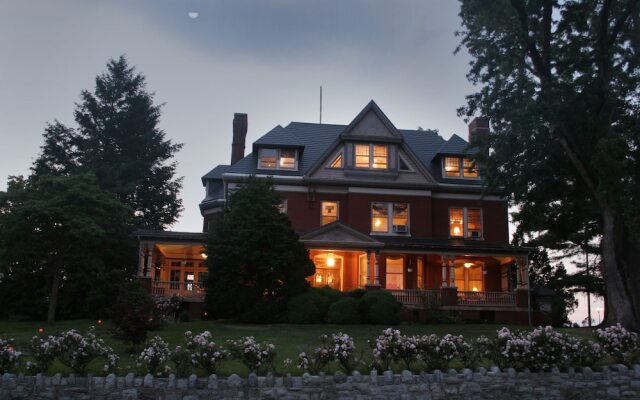 B. F. Hiestand House Bed & Breakfast