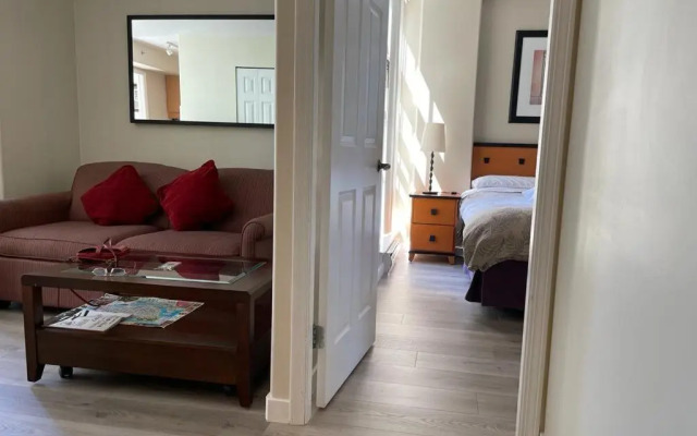 1BD+Den condo, with free parking in Downtown!