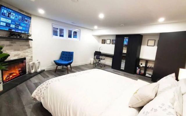 Renovated Guest Suite Near The Lake & High Park in Toronto!