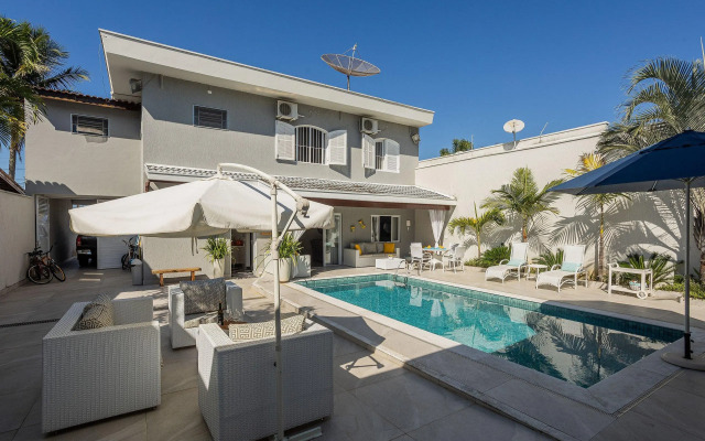 Casa com piscina e churrasqueira perto da praia