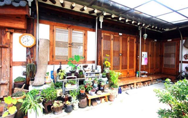 Gyo-dong Oegasjip Hanok