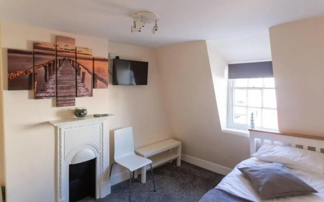 Ocean Apartment, 50 yds to Beach, Sleeps 10