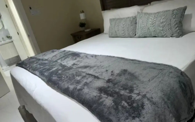 One Bedroom City Apartment with Pool