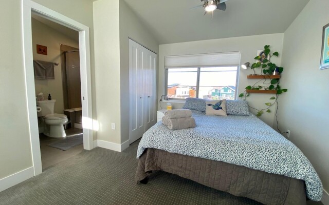 Classy Townhome near Old Town, Breweries, & River!