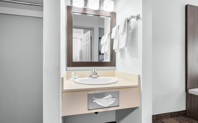 Super 8 by Wyndham Saskatoon Near Saskatoon Airport