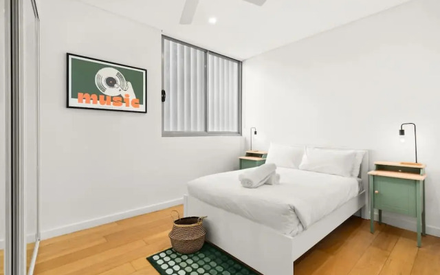 Central Charming 2 Bedrooms With Balcony Aircon