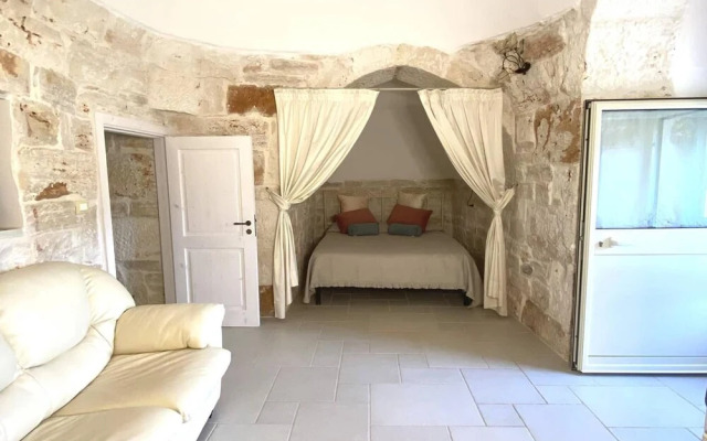 Antico trullo ristrutturato con piscina e giardino