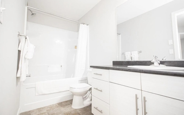 4bed 2bath Townhouse With Laundry Parking Wi-fi