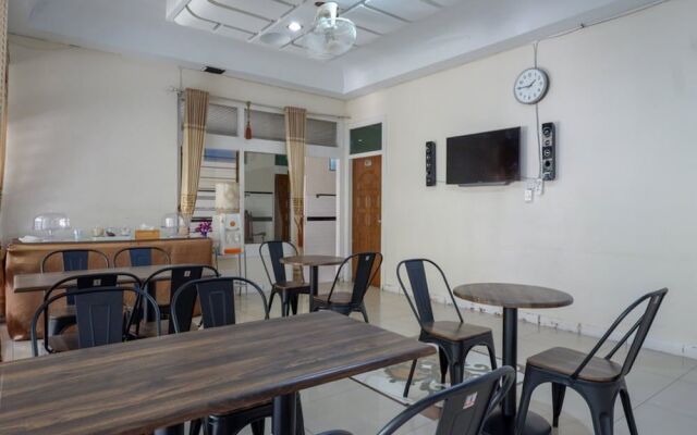 RedDoorz Plus @ Alam Raya Hotel