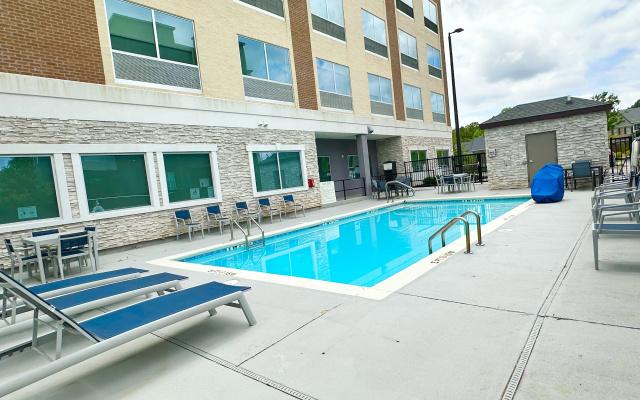Holiday Inn Express & Suites Canton