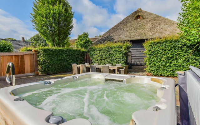 Posh Holiday Home in Alphen with Hot Tub - фото 4