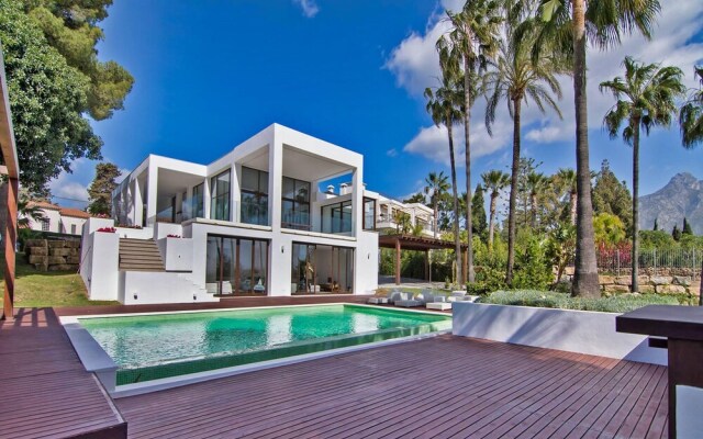 Contemporary Villa 5 bedrooms, huge plot, private pool, short distance beach