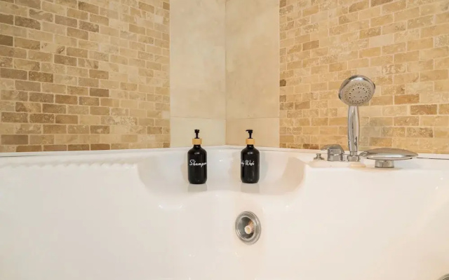 2BR hot tub prvt parking near metro