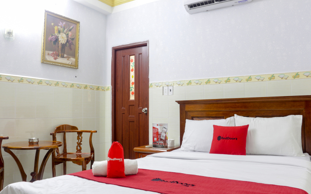 RedDoorz Diamond Hotel CMT8