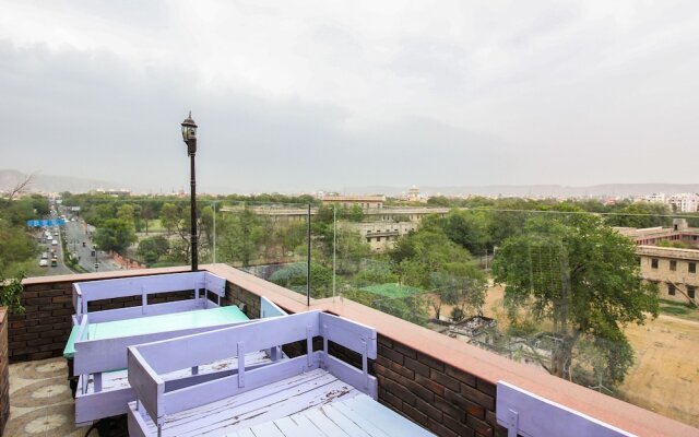 OYO 6894 Hotel White Lily