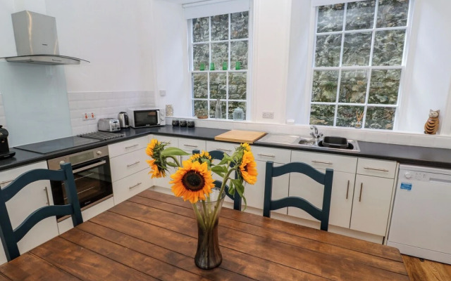 2 Regent Mews