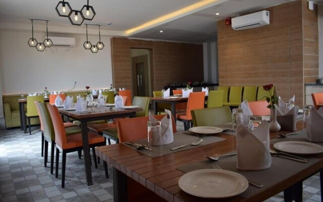 Hotel Deep Clarks Inn Lucknow