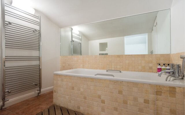 The Bayswater Gardens - Bright & Central 3BDR Home in Bayswater