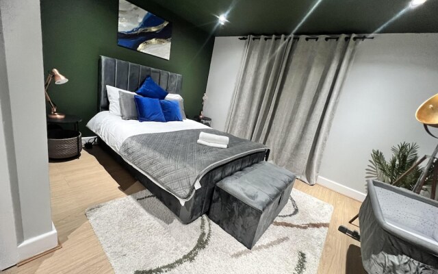 3br-sleeps8-canarywharf-cinemabedroom