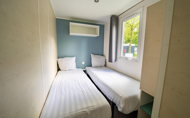 Well-maintained chalet with WiFi, in a green holiday park near Amsterdam