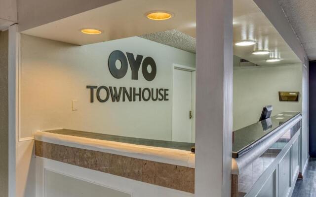 OYO Townhouse Tulsa Woodland Hills