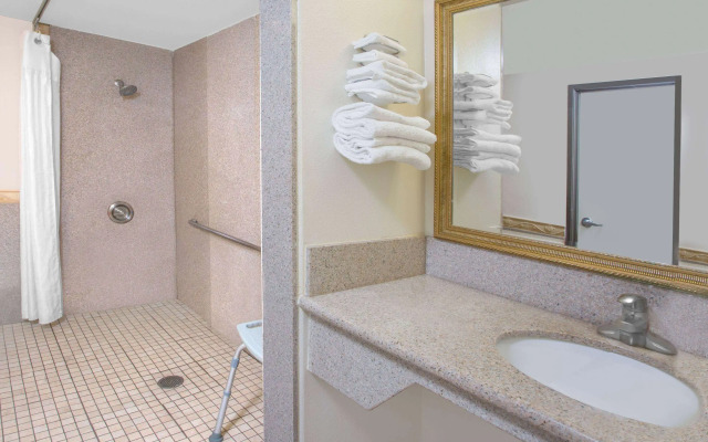 Travelodge by Wyndham Costa Mesa Newport Beach Hacienda