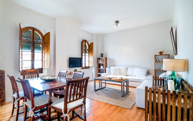 Cozy & Bright 2 Bd Apartment, Plaza de la Maestranza