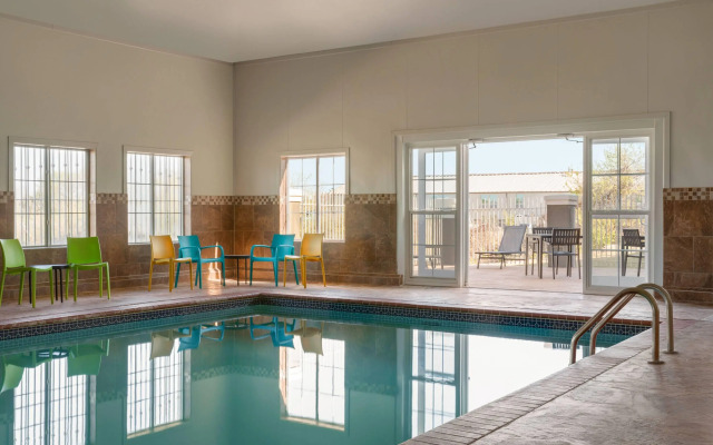 La Quinta Inn & Suites by Wyndham Shawnee