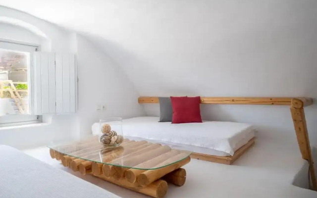 Karpimo & Fertimo Suites Santorini