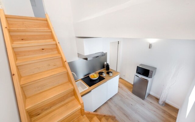 Cosy Duplex Overlooking the "rue de la Loge"!