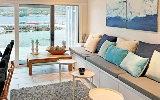 10 Person Holiday Home in Brattvag