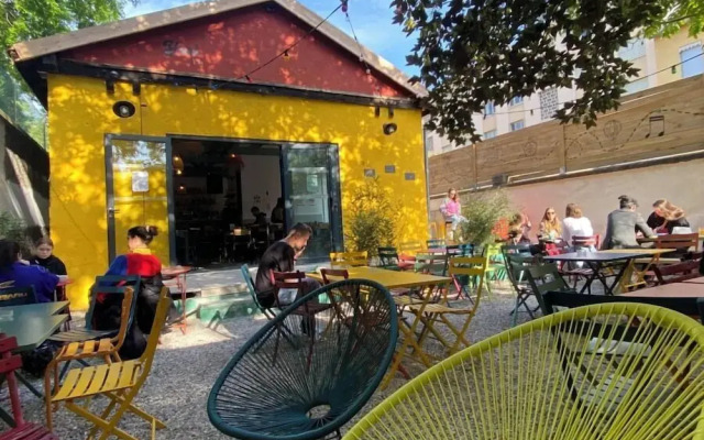 Yasi Hostel