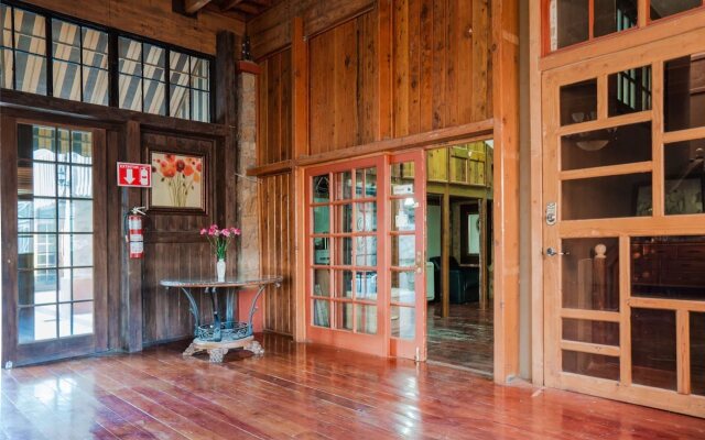 Capital O Hotel Villa Azura