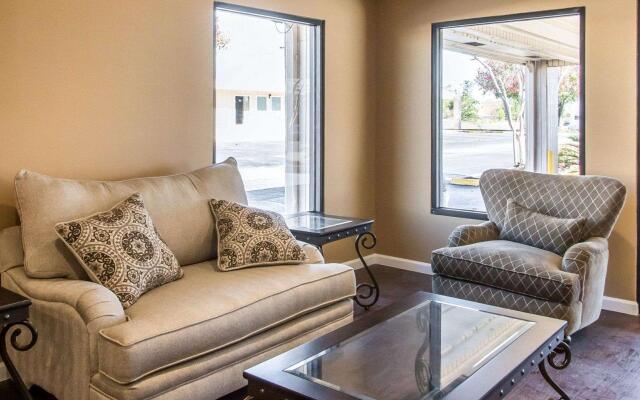 Rodeway Inn & Suites